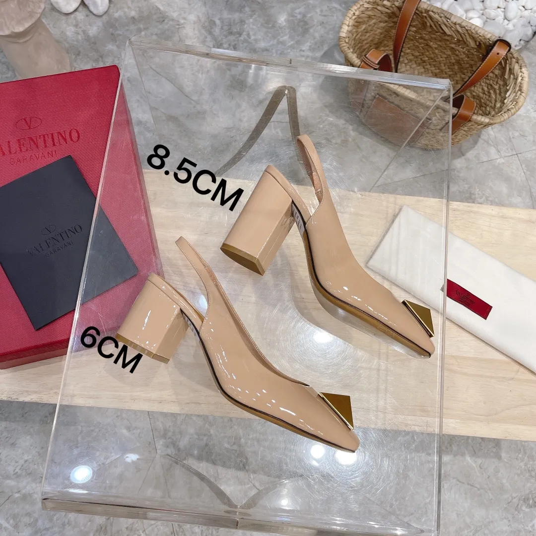 👟👟Ex-factory price 440👟👟 Genuine leather sole +40 Valentino Valentino 2023 spring and summer new product [Pyramid] large spike shoes are new☑️ ———————————— Valentino Garavani’s classic “Roman Stud” series debuts in a new interpretation! The latest golden big rivet element is full of high-end sense! Extremely fashionable ~ Upper: Original custom-made cow patent leather Lining: Original high-gloss imported sheepskin lining Outsole: Italian genuine leather Outsole: Wear-resistant rubber sole Size: 34-42 (34 and 42 are custom-made and non-refundable) Heel height: [8.5cm] - [6cm] (2 heel height options)